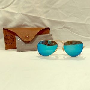 Blue mirrored Ray Ban aviators